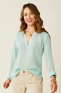 Carve Designs Women's Davis Textured Top - Sea Glass